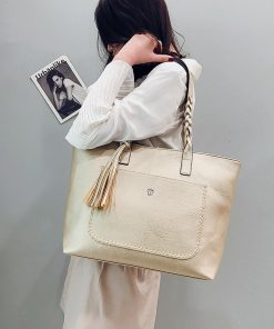 Celebrity Style Leather HandbagHandbagsmainimage32021-Large-Capacity-Women-Bags-Shoulder-Tote-Bags-bolsos-New-Women-Messenger-Bags-With-Tassel-Famous