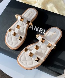 New Summer Casual Flat SandalsSandalsmainimage02022-New-summer-flat-riveted-slippers-for-women-Korean-fashion-brand-design-sandals-Casual-outdoor-shoes
