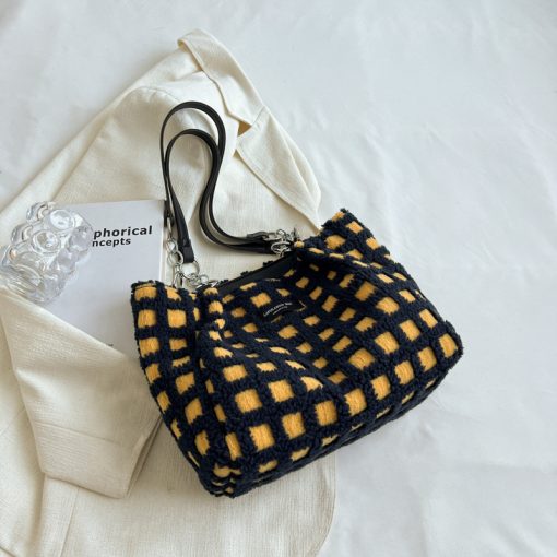 Wg4HLEFTSIDE Soft Plush Shoulder Side Bag for Women 2022 Trend Fashion Design Big Zipper Cloth Hand