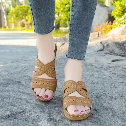 2024 Summer New Wedge Vintage Slippers for Women Outdoors Anti slip Open Toe Thick Bottom Solid.jpg (2)